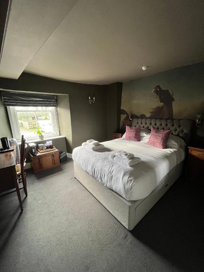 The Kings Arms Hotel Didmarton Exterior photo