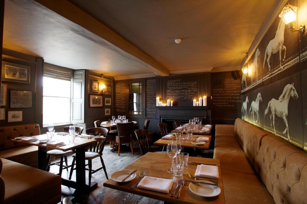 The Kings Arms Hotel Didmarton Exterior photo