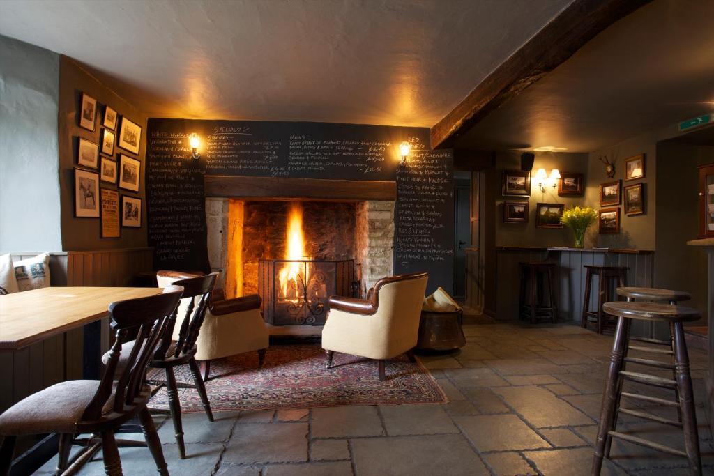The Kings Arms Hotel Didmarton Exterior photo