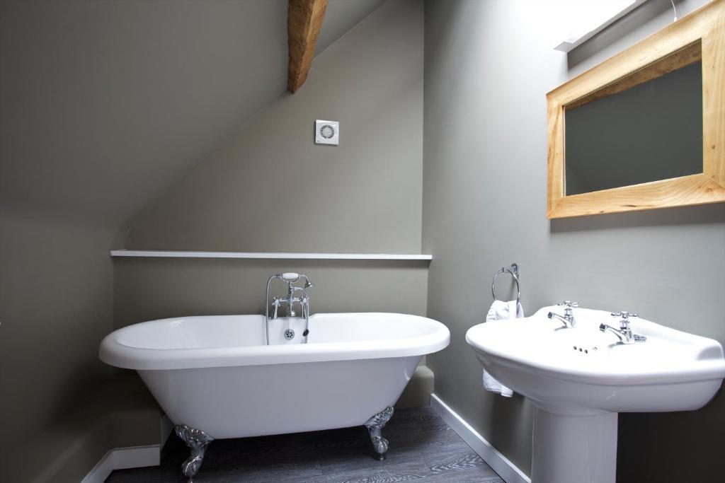 The Kings Arms Hotel Didmarton Room photo