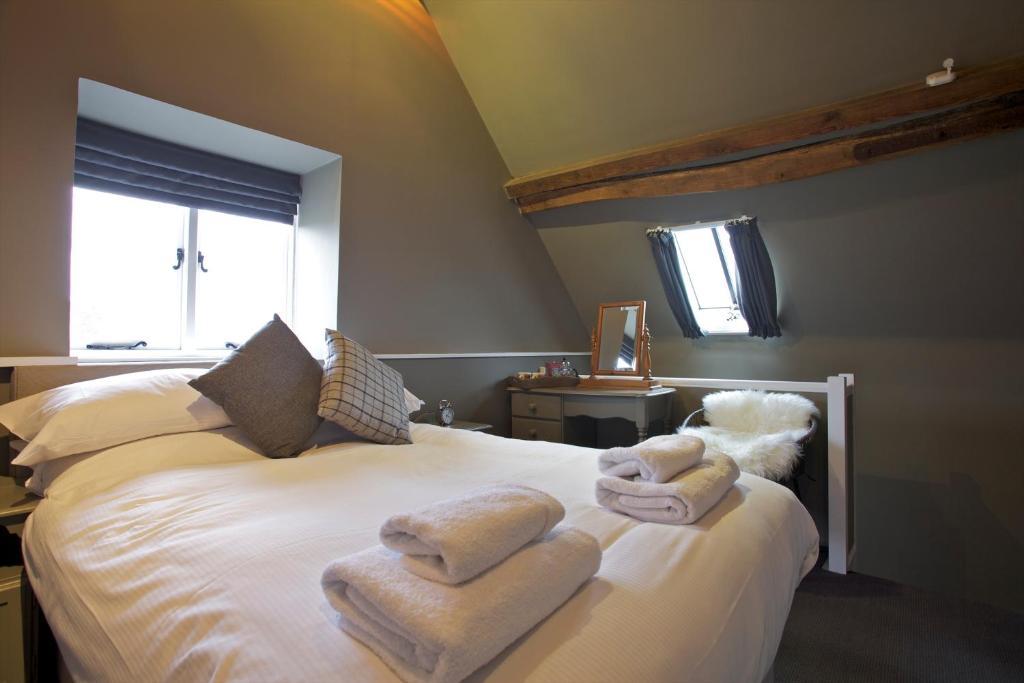 The Kings Arms Hotel Didmarton Room photo