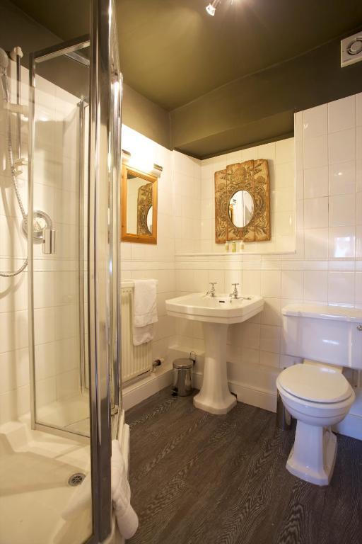 The Kings Arms Hotel Didmarton Room photo