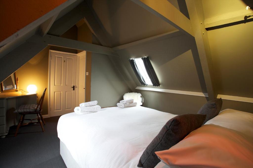 The Kings Arms Hotel Didmarton Room photo