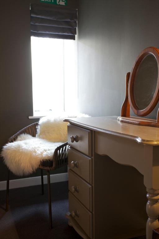 The Kings Arms Hotel Didmarton Room photo