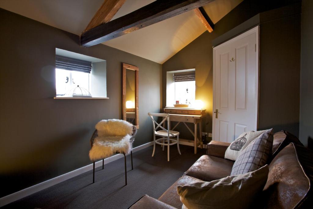 The Kings Arms Hotel Didmarton Room photo