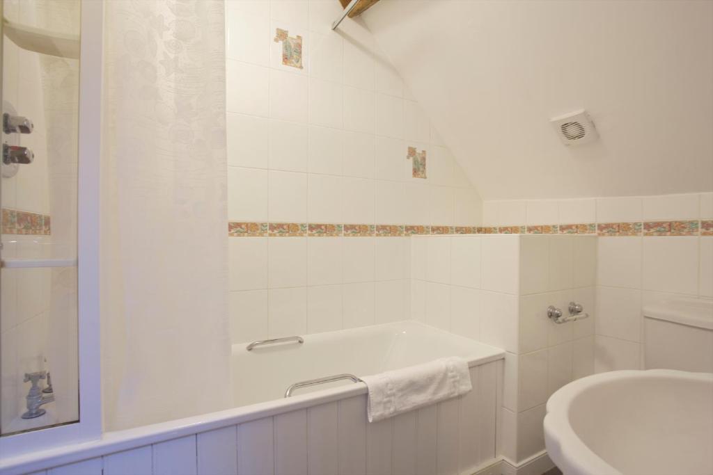 The Kings Arms Hotel Didmarton Room photo