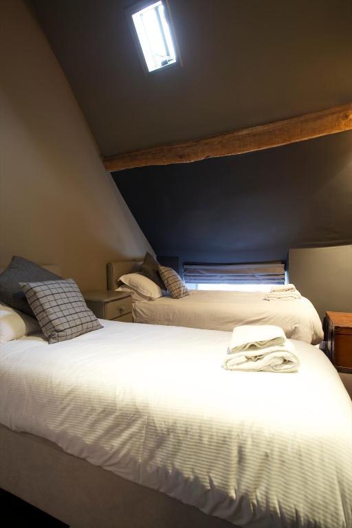 The Kings Arms Hotel Didmarton Room photo
