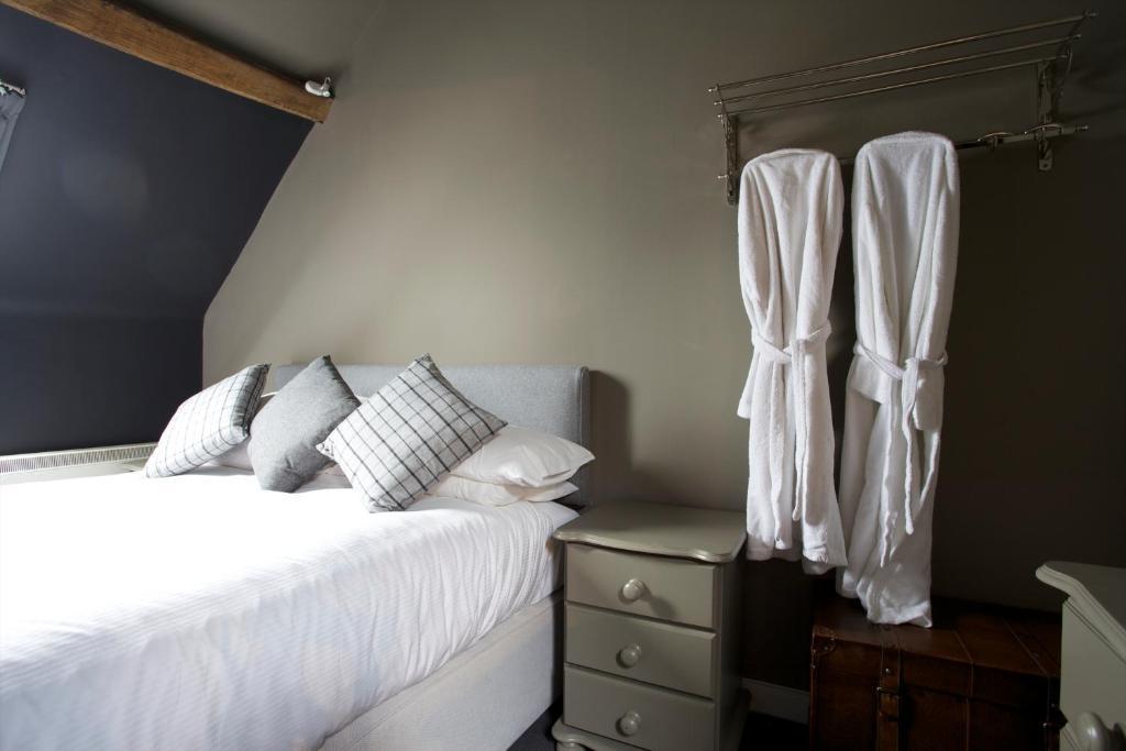 The Kings Arms Hotel Didmarton Room photo
