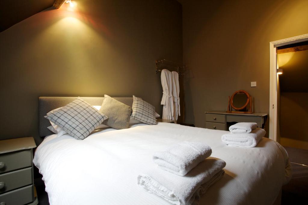 The Kings Arms Hotel Didmarton Room photo
