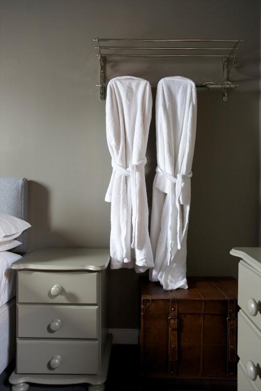 The Kings Arms Hotel Didmarton Room photo