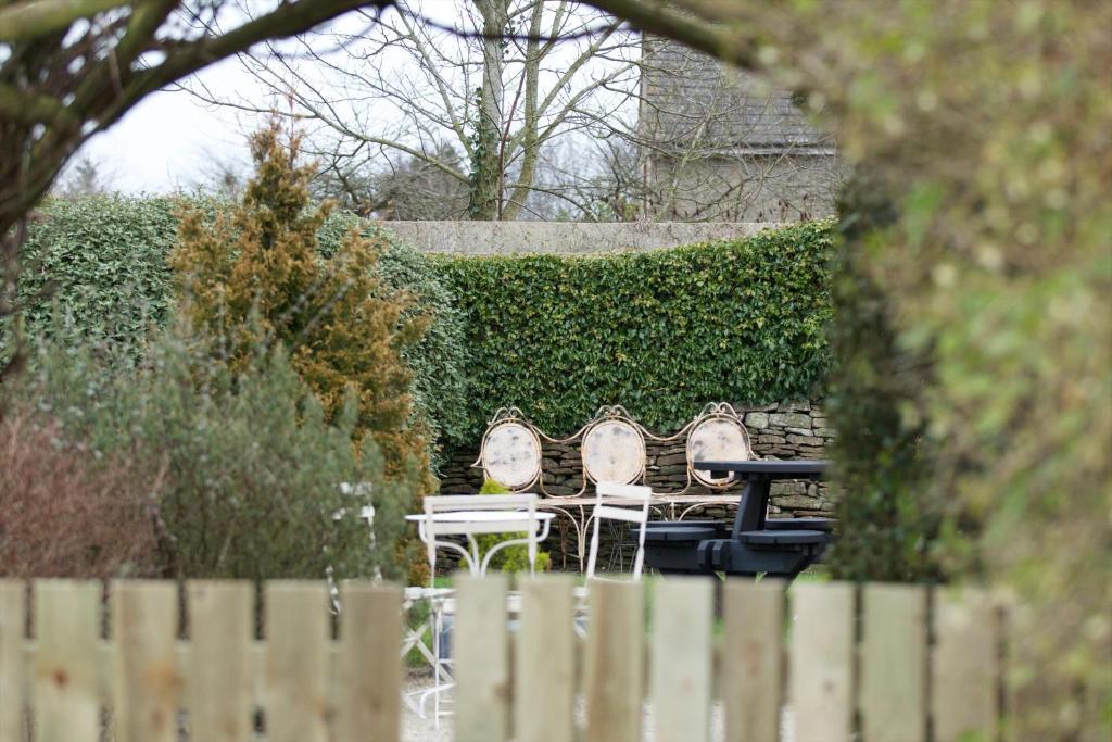 The Kings Arms Hotel Didmarton Exterior photo